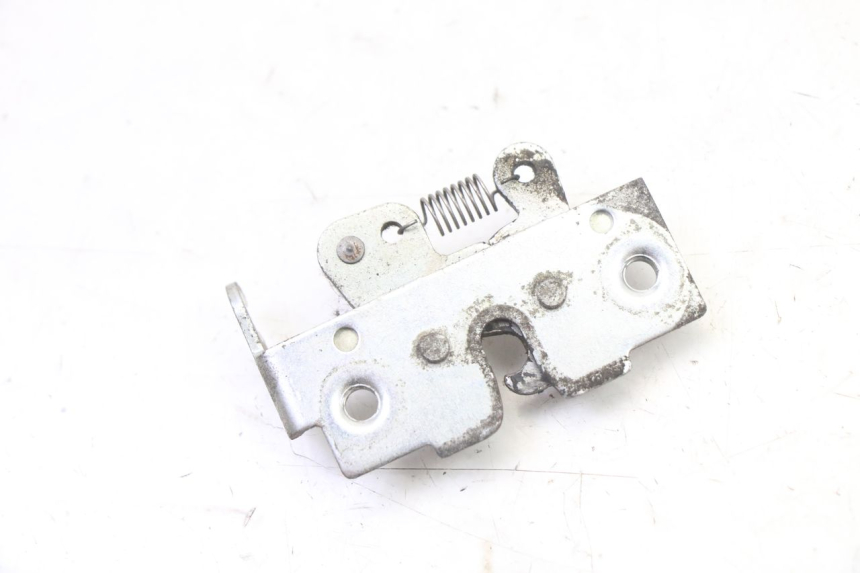 photo de SERRURE DE SELLE YAMAHA XMAX X-MAX 125 (2006 - 2009) - Zoom état d’usage