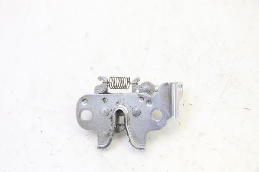 photo de SERRURE DE SELLE YAMAHA XMAX X-MAX 125 (2021 - 2025) - Zoom état d’usage