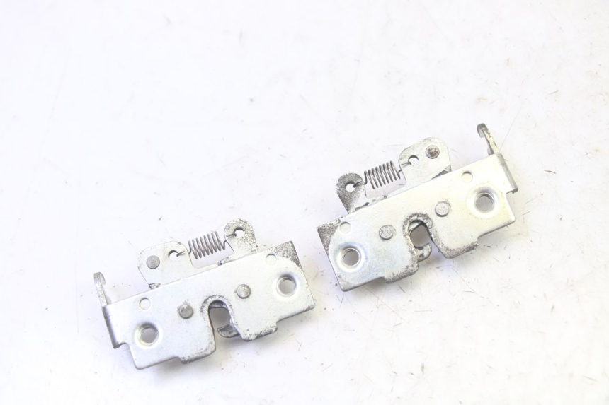 photo de SERRURE DE SELLE YAMAHA X-MAX XMAX 250 (2006 - 2009) - Gros plan technique