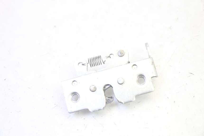 photo de SERRURE DE SELLE YAMAHA XMAX X-MAX 125 (2006 - 2009) - Zoom état d’usage