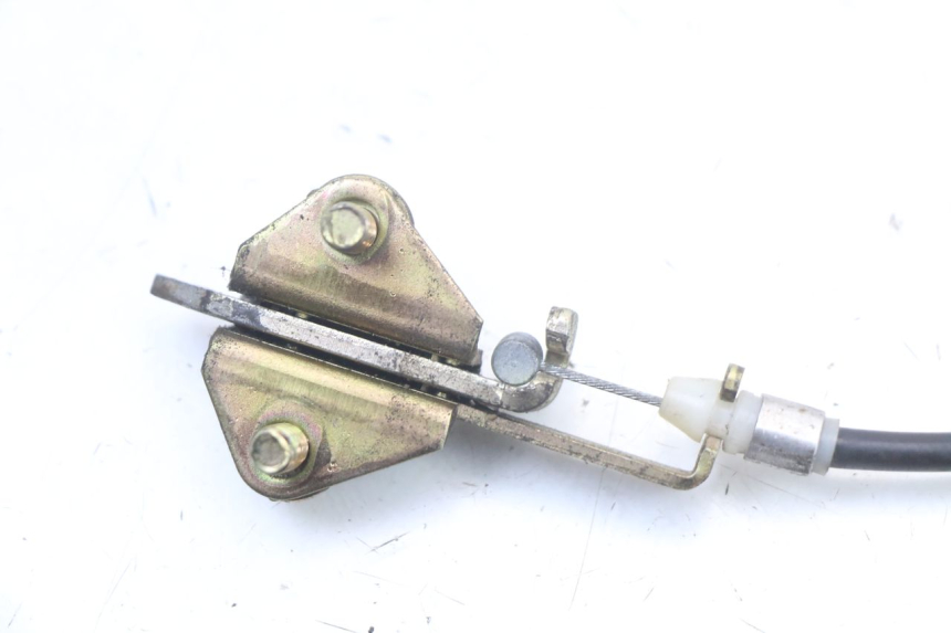 photo de SERRURE DE SELLE YAMAHA XJS DIVERSION 600 (1997 - 1999) - Gros plan technique