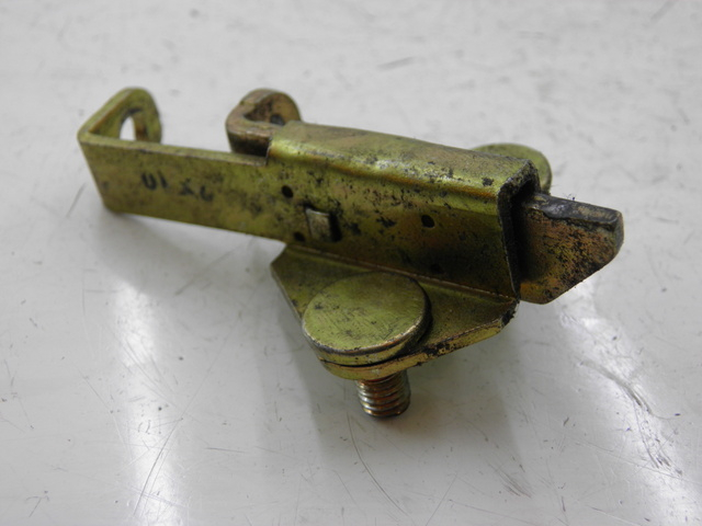 photo de SERRURE DE SELLE YAMAHA FZS FAZER 1000 (2003 - 2005) - Zoom état d’usage