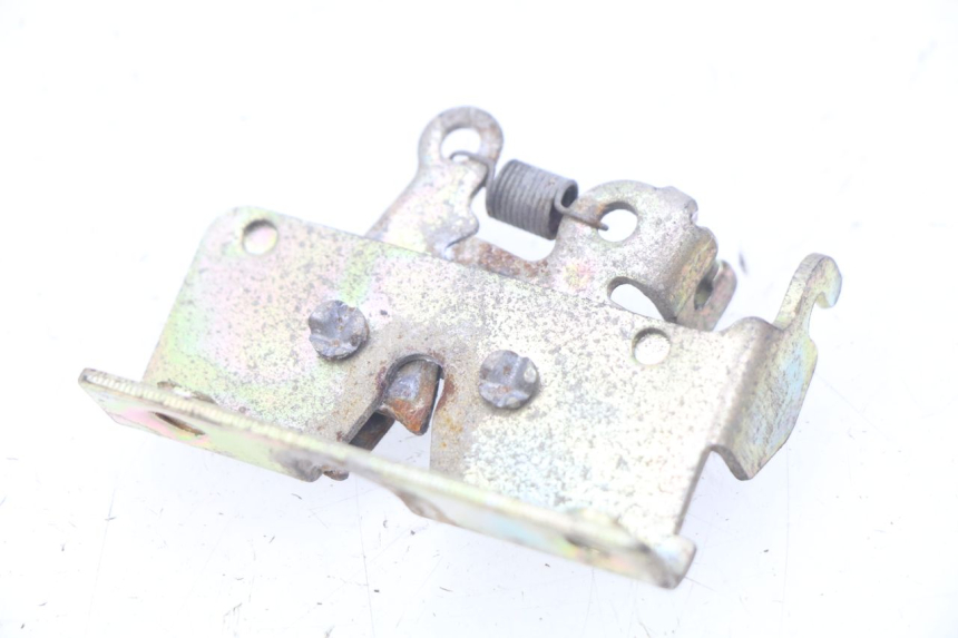 photo de SERRURE DE SELLE YAMASAKI YM T 125 (2015 - 2020) - Zoom état d’usage