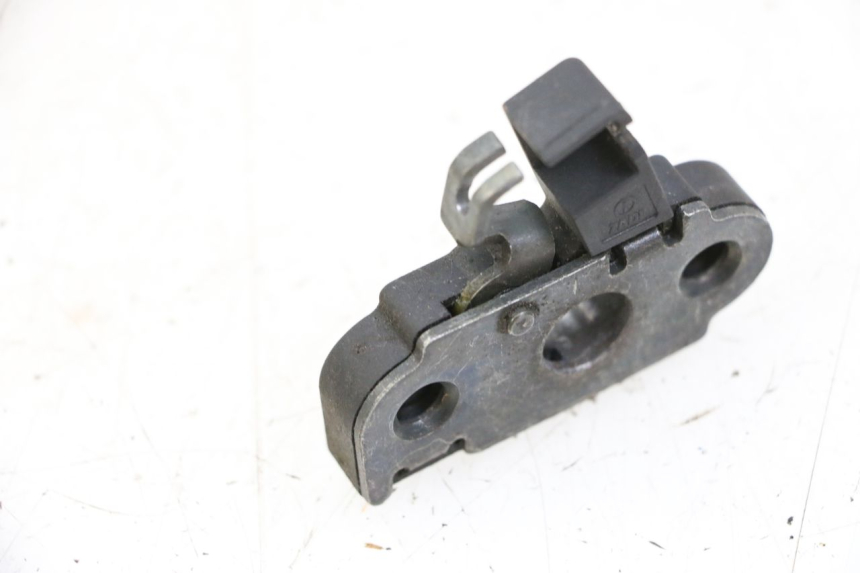 photo de SERRURE DE SELLE YAMAHA YP MAJESTY 125 (2002 - 2006) - Détail de la pièce