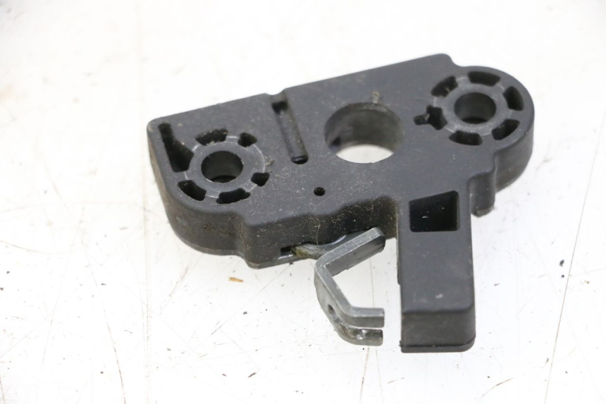 photo de SERRURE DE SELLE YAMAHA YP MAJESTY 125 (2002 - 2006) - Zoom état d’usage