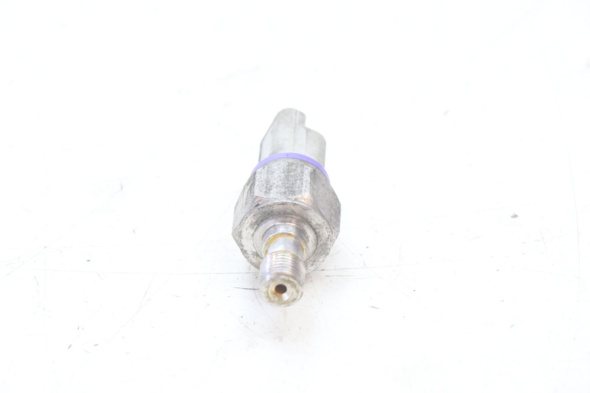 photo de SONDE PRESSION HUILE FREIN PIAGGIO MP3 500 (2016 - 2018) - Gros plan technique