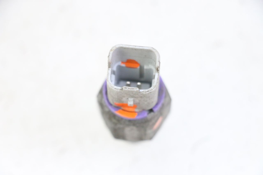 photo de SONDE PRESSION HUILE FREIN PIAGGIO MP3 125 (2006 - 2014) - Autre angle de vue