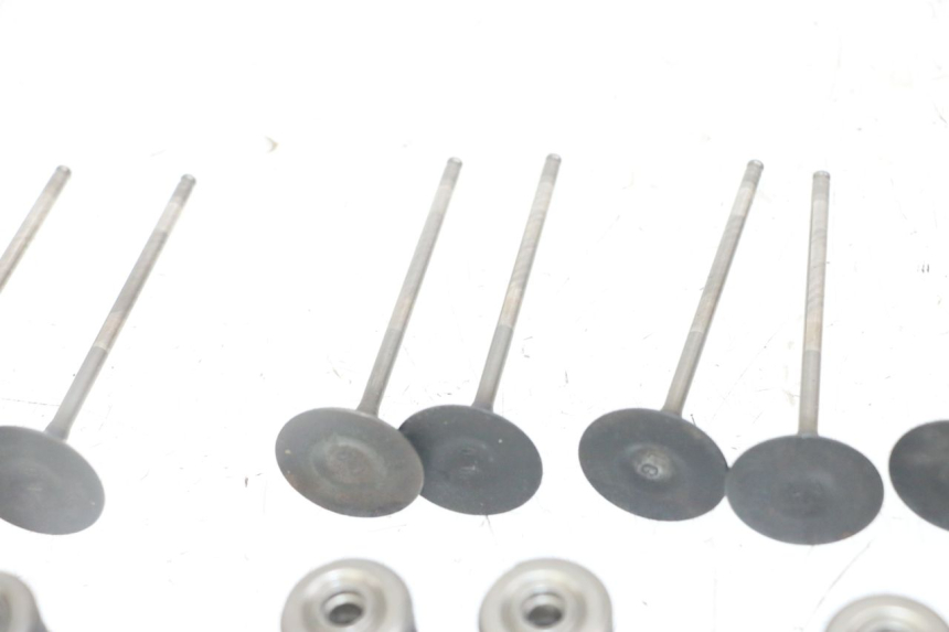 photo de SOUPAPE HONDA CB R 1000 (2018 - 2023) - Vue rapprochée