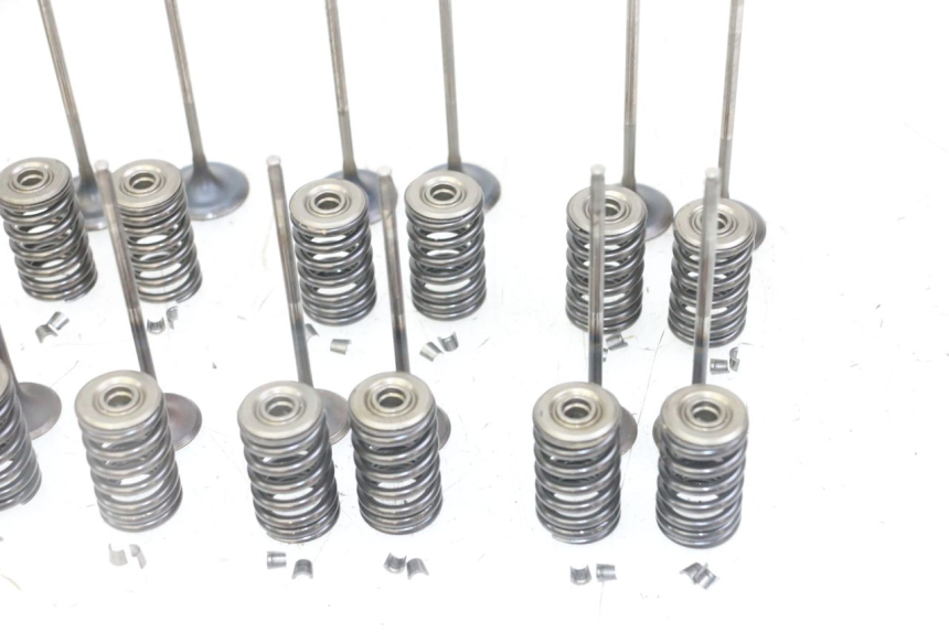 photo de SOUPAPE HONDA CB R 1000 (2018 - 2023) - Gros plan technique