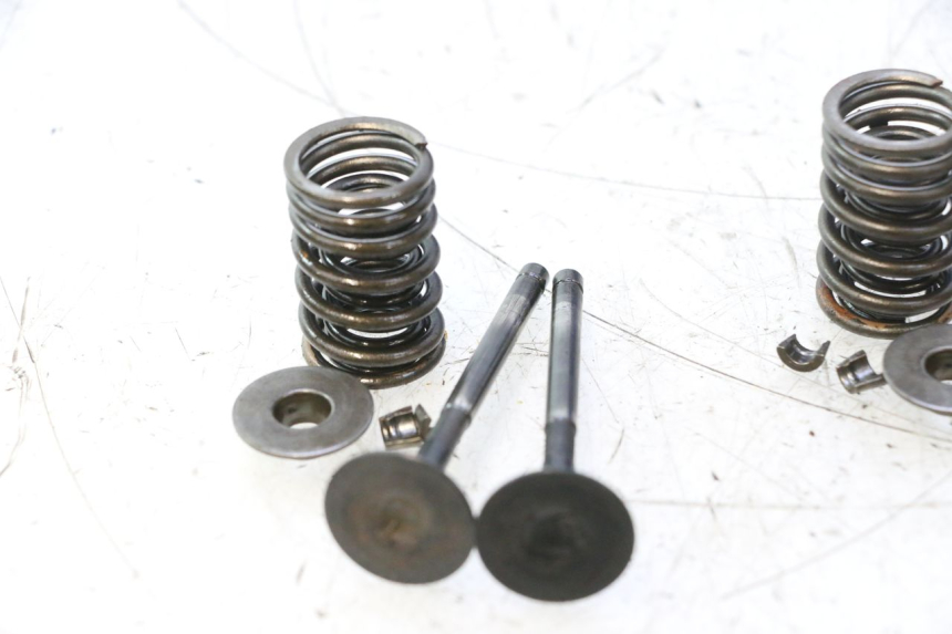 photo de SOUPAPE HONDA CB TWO FIFTY 250 (1991 - 2002) - Gros plan technique