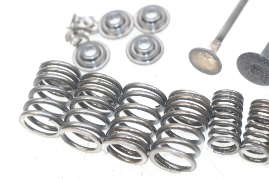 photo de SOUPAPE HONDA CM 125 (1983 - 2003) - Gros plan technique