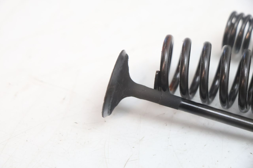 photo de SOUPAPE SUZUKI SV S 650 (2003 - 2009) - Autre angle de vue