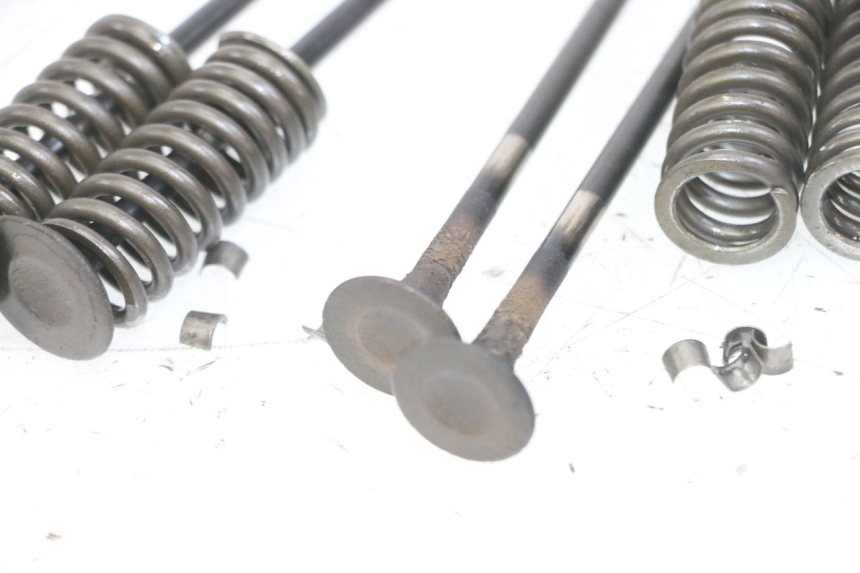 photo de SOUPAPE PIAGGIO VESPA GRANTURISMO 200 (2004 - 2005) - Gros plan technique