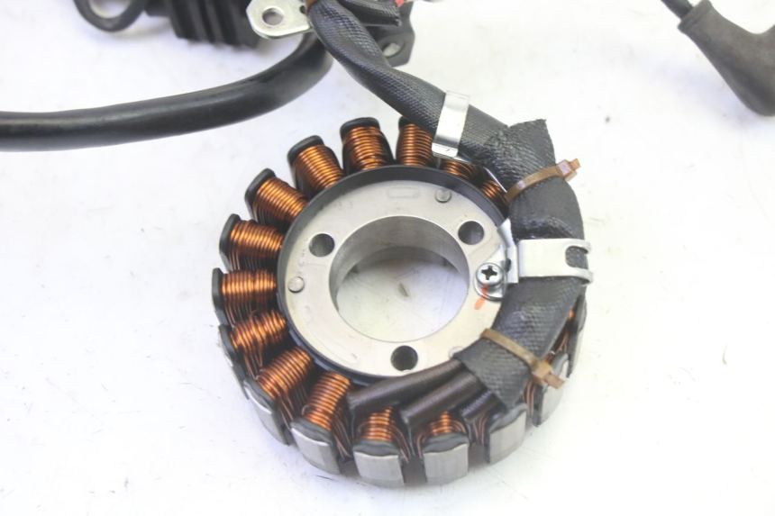 photo de STATOR PIAGGIO MP3 RL 250 (2006 - 2010) - Autre angle de vue