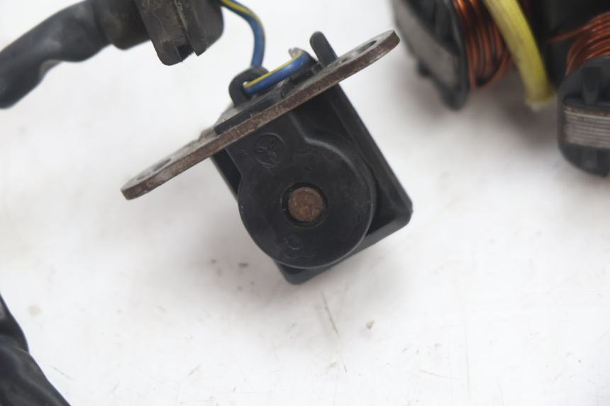photo de STATOR PEUGEOT VIVACITY 50 (1998 - 2003) - Points de fixation