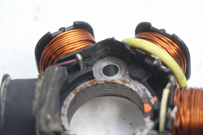 photo de STATOR PEUGEOT VIVACITY 50 (2004 - 2009) - Autre angle de vue