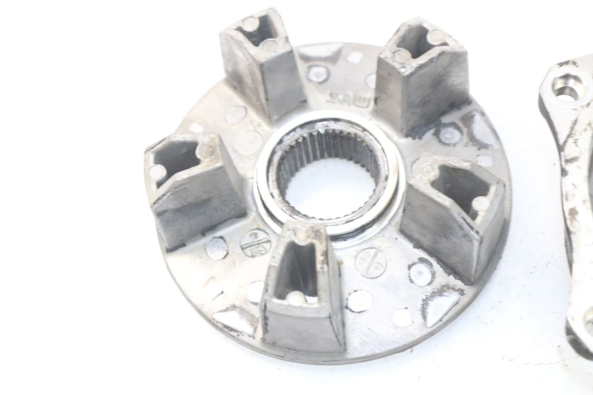 photo de SUPPORT COURONNE TRIUMPH SPRINT ST ABS 1050 (2005 - 2007) - Gros plan technique