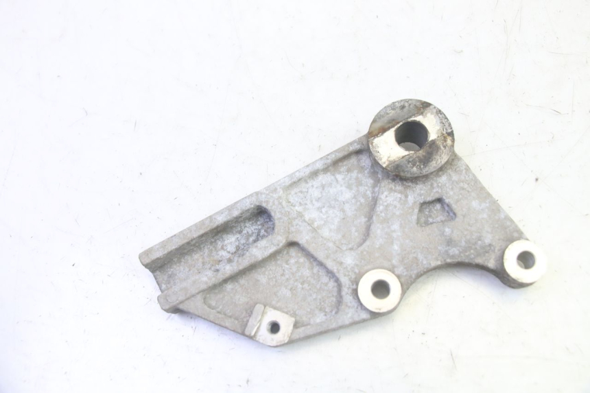 photo de SUPPORT ETRIER FREIN ARRIERE DAELIM VJ ROADWIN FI 125 (2008 - 2017) - Détail de la pièce