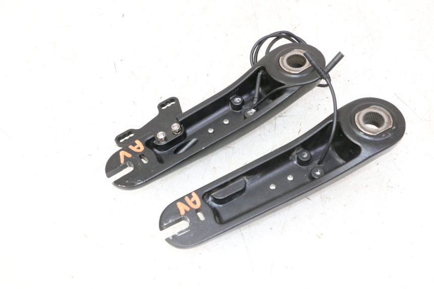 photo de SUPPORT ETRIER FREIN AVANT DUALTRON VICTOR LIMITED 1 - Points de fixation