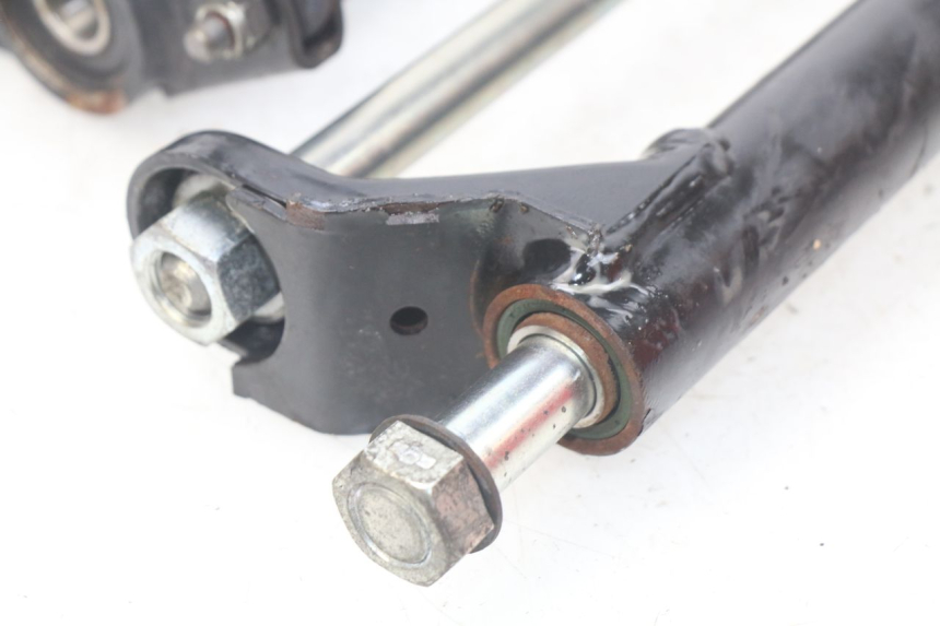 photo de SUPPORT MOTEUR PEUGEOT GEOPOLIS 400 (2007 - 2013) - Gros plan technique