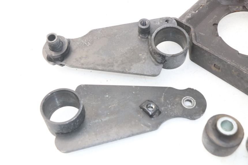 photo de SUPPORT MOTEUR PEUGEOT METROPOLIS 400 (2017 - 2020) - Gros plan technique