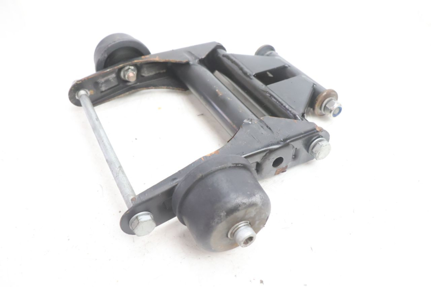 photo de SUPPORT MOTEUR APRILIA SCARABEO GT 125 (1999 - 2007) - Gros plan technique