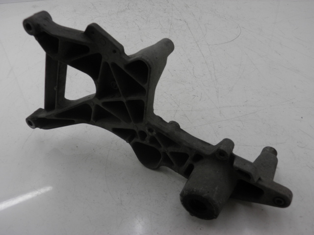 photo de SUPPORT POT  HONDA FES PANTHEON 125 (2003 - 2007) - Points de fixation