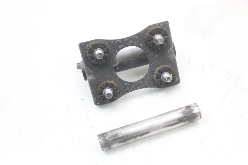 photo de SUPPORT RESERVOIR SUZUKI GSR 750 (2011 - 2017) - Points de fixation