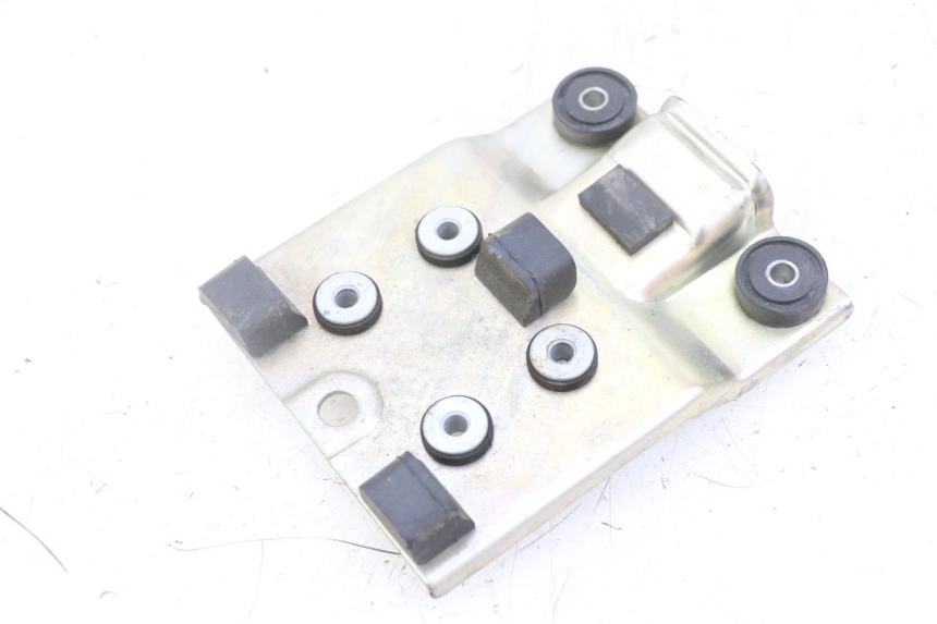 photo de SUPPORT RESERVOIR SUZUKI GSX F GSXF 650 (2007 - 2015) - Gros plan technique