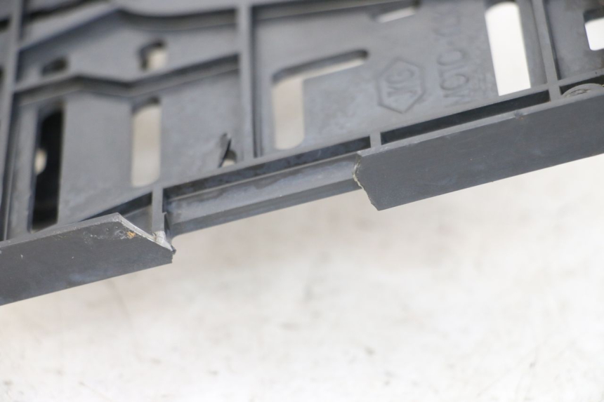 photo de SUPPORT DE PLAQUE YAMAHA BW'S BWS 125 (2010 - 2013) - Gros plan technique