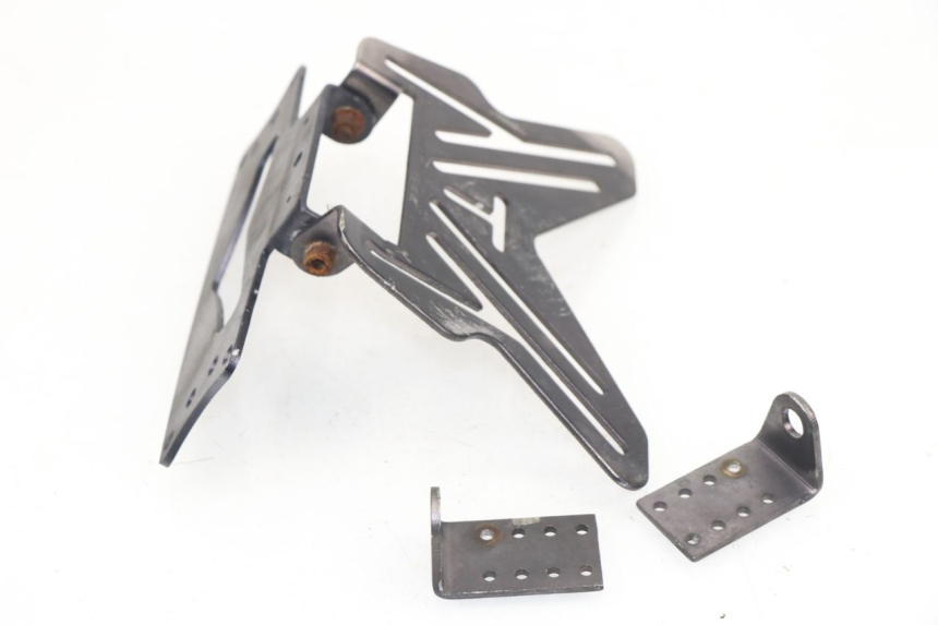 photo de SUPPORT DE PLAQUE SUZUKI GSR 750 (2011 - 2017) - Gros plan technique