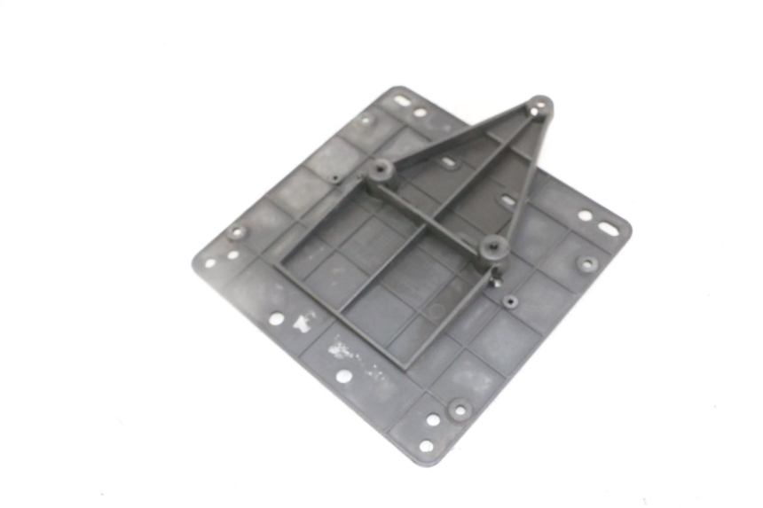 photo de SUPPORT DE PLAQUE PIAGGIO IE MP3 YOURBAN 300 (2011 - 2016) - Détail de la pièce