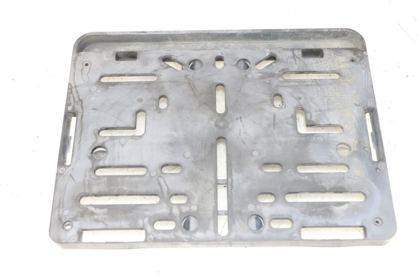 photo de SUPPORT DE PLAQUE SYM JOYMAX 125 (2010 - 2017) - Détail de la pièce