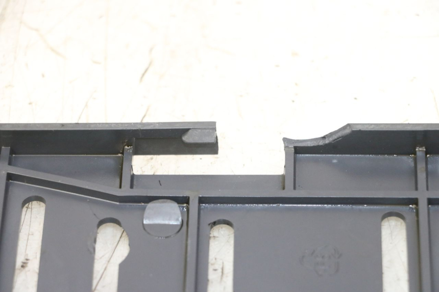 photo de SUPPORT DE PLAQUE KAWASAKI GTR 1000 (1994 - 2004) - Détail de la pièce