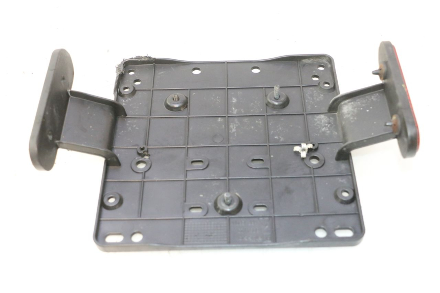 photo de SUPPORT DE PLAQUE PIAGGIO MP3 HPE 530 (2022 - 2026) - Autre angle de vue
