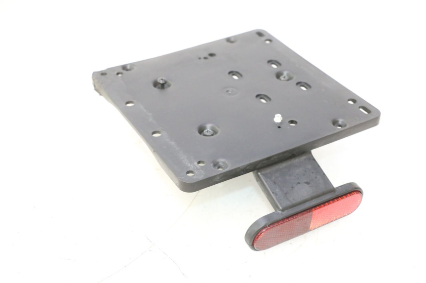 photo de SUPPORT DE PLAQUE PIAGGIO MP3 HPE 530 (2022 - 2026) - Gros plan technique