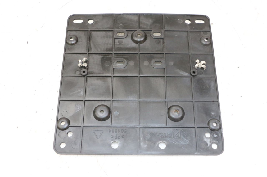 photo de SUPPORT DE PLAQUE PIAGGIO MP3 LT 400 (2007 - 2012) - Détail de la pièce