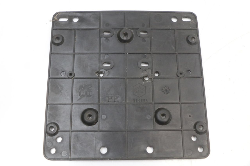 photo de SUPPORT DE PLAQUE PIAGGIO XEVO - X EVO 125 (2007 - 2017) - Détail de la pièce