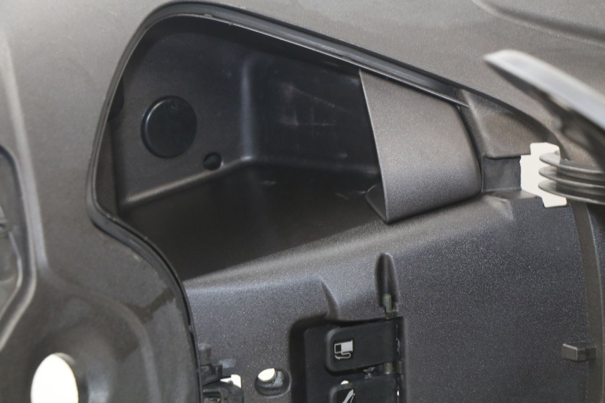 photo de TABLIER INTERIEUR PIAGGIO BEVERLY 500 (2003 - 2007) - Détails caractéristiques