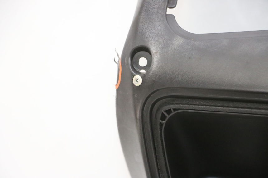 photo de TABLIER INTERIEUR SUZUKI BURGMAN 125 (2007 - 2014) - Vue rapprochée