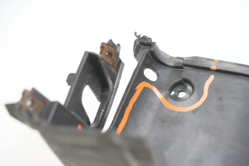 photo de TABLIER INTERIEUR SUZUKI BURGMAN 125 (2007 - 2014) - Autre angle de vue