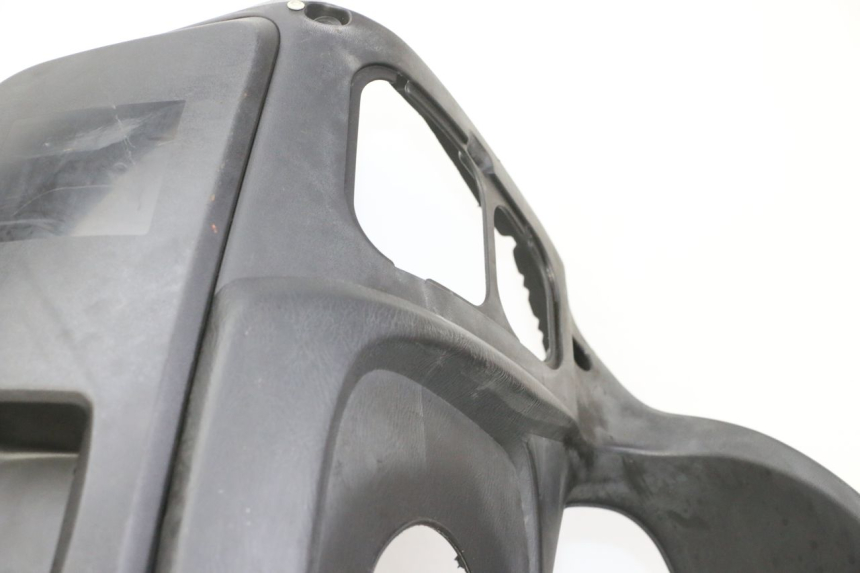 photo de TABLIER INTERIEUR SUZUKI BURGMAN 125 (2007 - 2014) - Gros plan technique