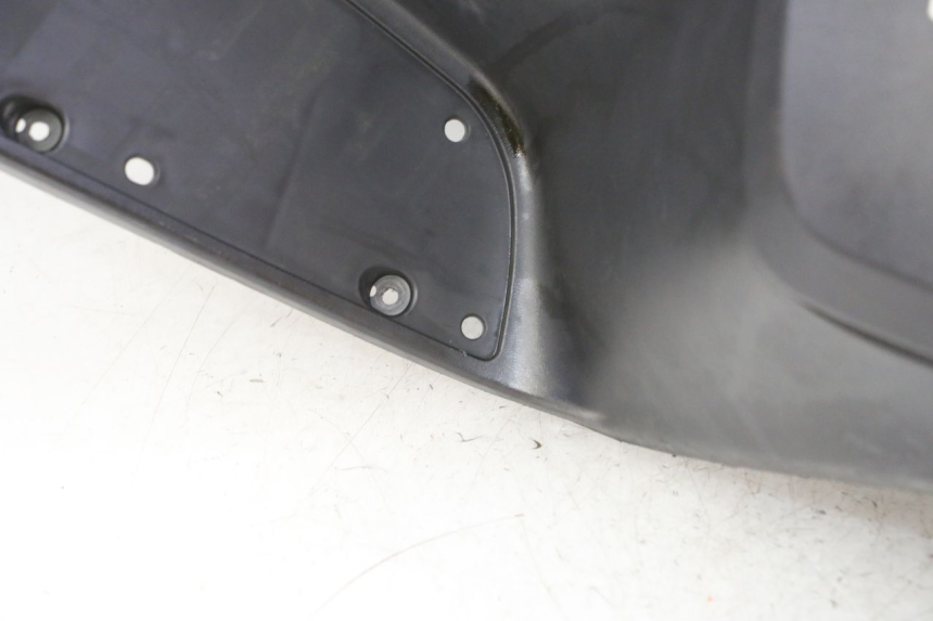 photo de TABLIER INTERIEUR SUZUKI BURGMAN 125 (2007 - 2014) - Points de fixation