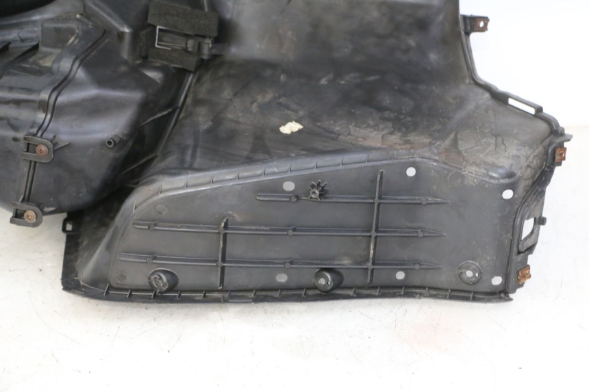 photo de TABLIER INTERIEUR SUZUKI BURGMAN 125 (2007 - 2014) - Points de fixation