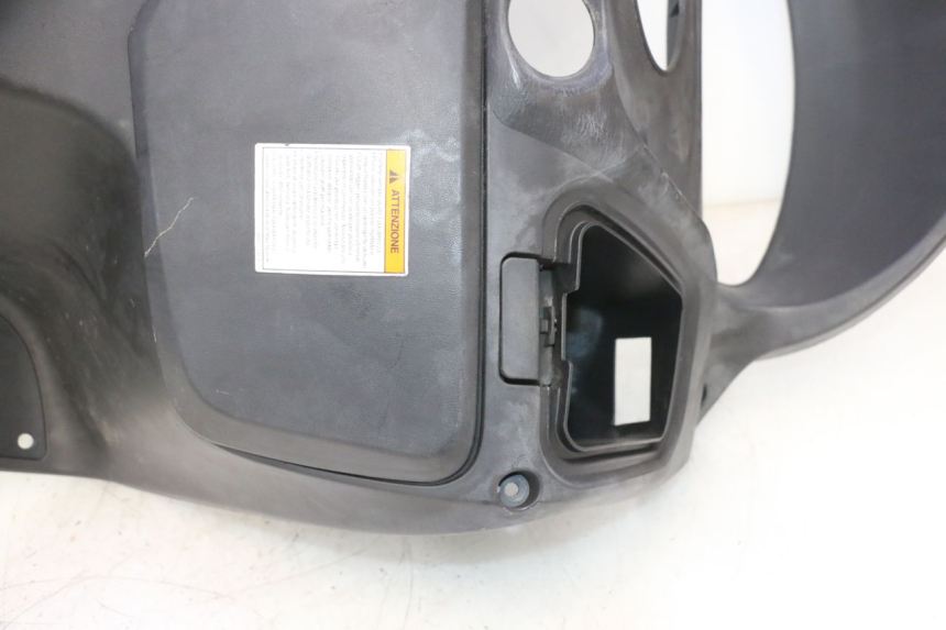 photo de TABLIER INTERIEUR SUZUKI BURGMAN 125 (2007 - 2014) - Gros plan technique