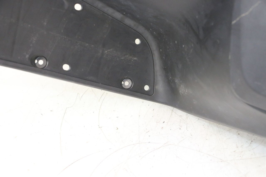 photo de TABLIER INTERIEUR SUZUKI BURGMAN 125 (2007 - 2014) - Vue d’ensemble