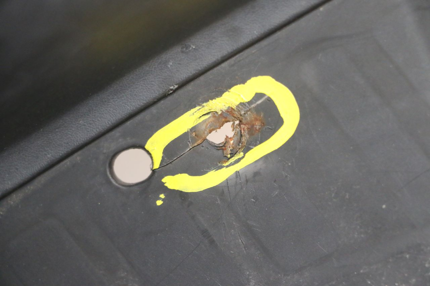 photo de TABLIER INTERIEUR SUZUKI BURGMAN 125 (2007 - 2014) - Vue rapprochée