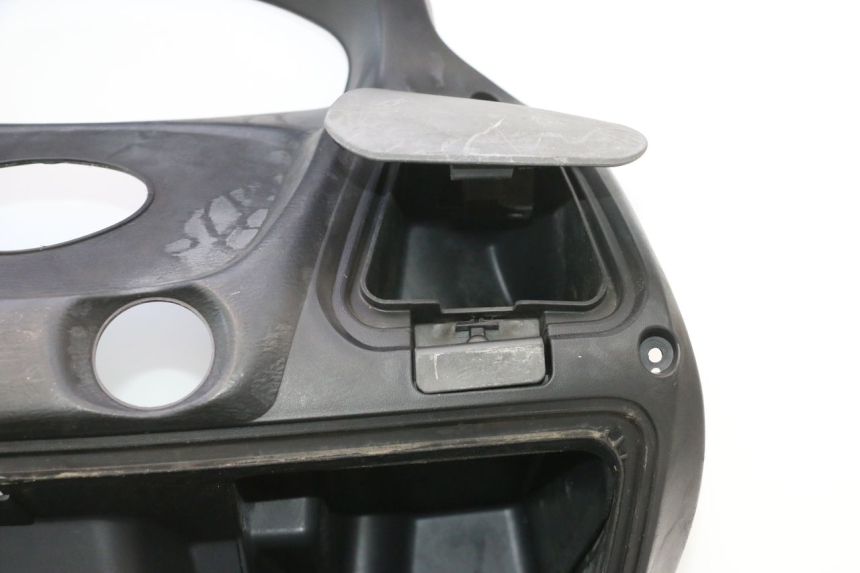 photo de TABLIER INTERIEUR SUZUKI BURGMAN 125 (2007 - 2014) - Gros plan technique
