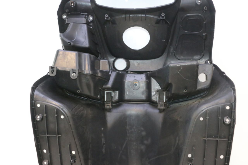 photo de TABLIER INTERIEUR SUZUKI BURGMAN 125 (2007 - 2014) - Vue d’ensemble
