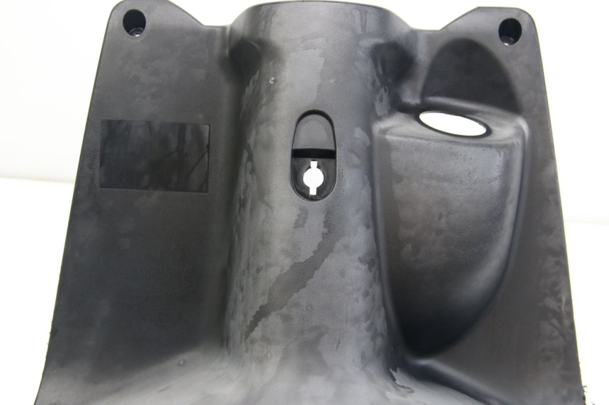 photo de TABLIER INTERIEUR YAMAHA BW'S BWS 125 (2010 - 2013) - Gros plan technique